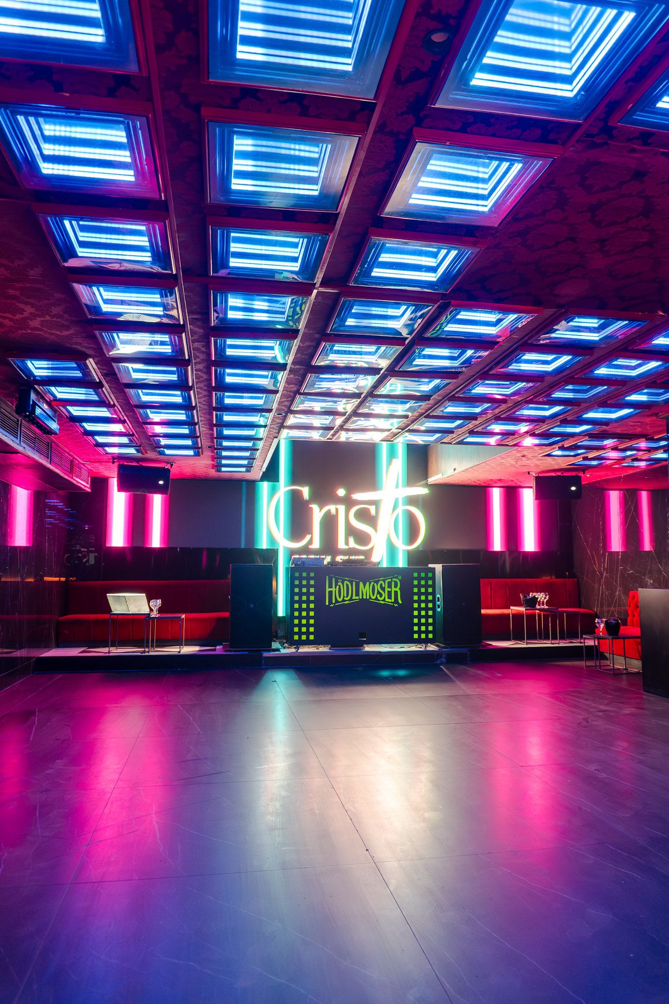 Decoración del nuevo local Cristo Social Club